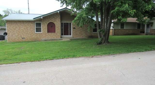 Photo of 309 Cedar Dr, Clinton, IL 61727