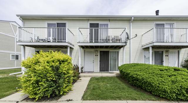 Photo of 454 Meadow Green Ln, Round Lake Beach, IL 60073