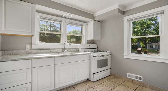 Photo of 146 E Greenview Ave, Machesney Park, IL 61115