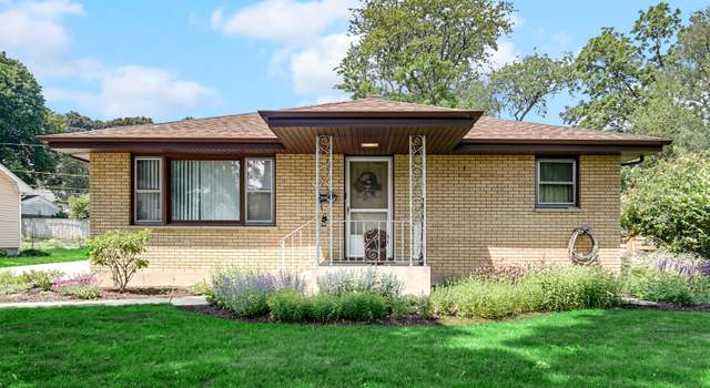 Photo of 370 N Commonwealth Ave, Elgin, IL 60123