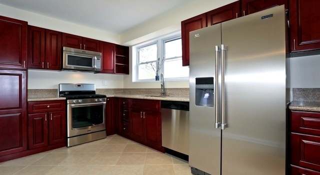 Photo of 923 E Grant Dr, Des Plaines, IL 60016