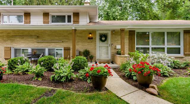 Photo of 405 Robin Hill Dr, Naperville, IL 60540