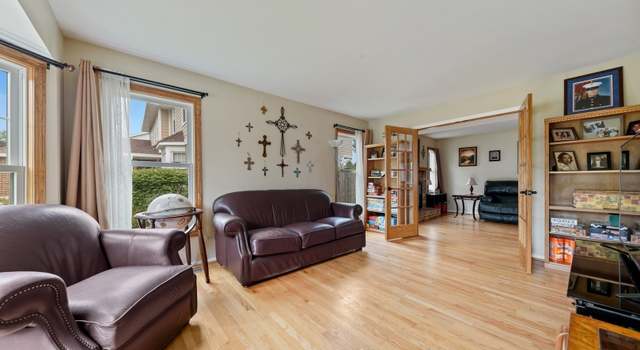 Photo of 1512 E Canterbury Dr, Arlington Heights, IL 60004