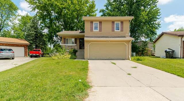 Photo of 6 Starlight Ct, Bloomington, IL 61704