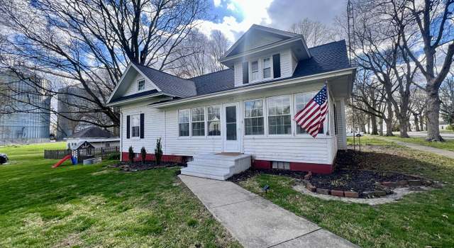 Photo of 104 N Lincoln St, Broadlands, IL 61816