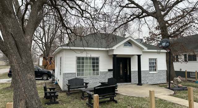 Photo of 412 W Harrison St, Villa Grove, IL 61956