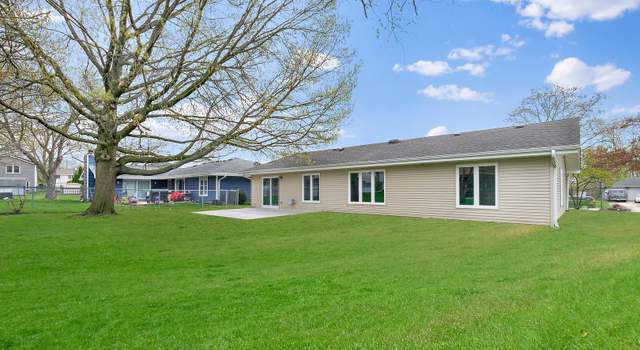 Photo of 860 Heather Ln, Hoffman Estates, IL 60169
