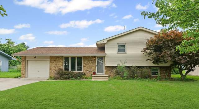 Photo of 112 Hilton Dr, Lexington, IL 61753