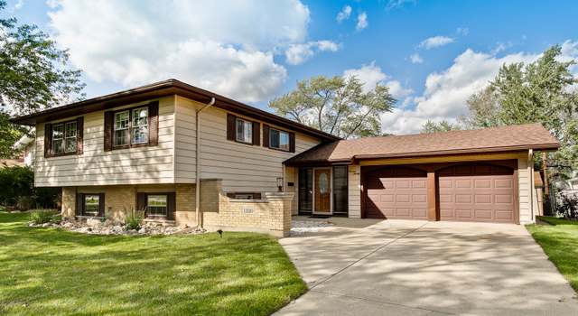 Photo of 1320 Devonshire Ln, Hoffman Estates, IL 60169