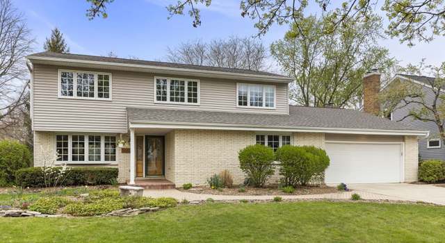 Photo of 1932 Buckingham Dr, Wheaton, IL 60189