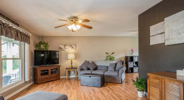 Photo of 10 Claridge Ct, Streamwood, IL 60107