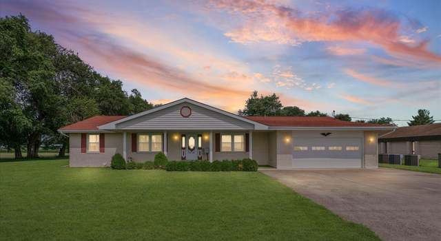 Photo of 713 N Broadway St, Newman, IL 61942
