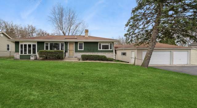 Photo of 7 Lakewood Dr, Oakwood Hills, IL 60013