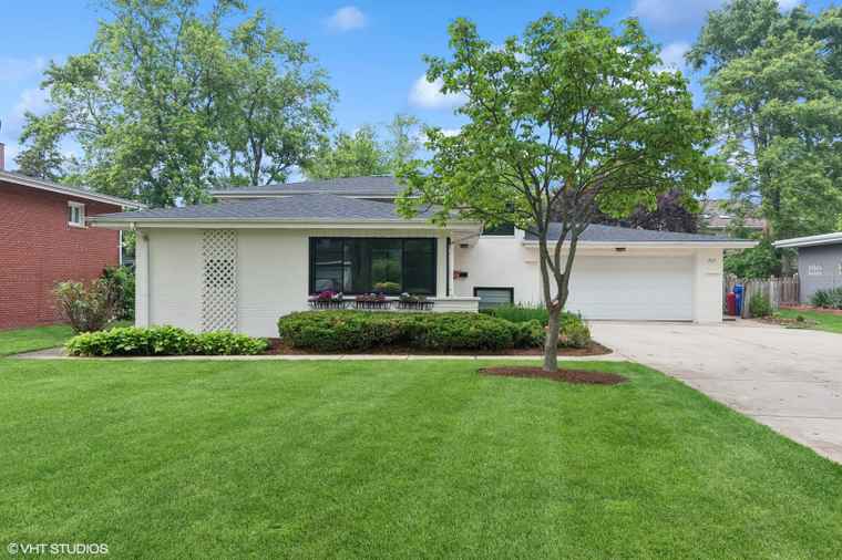 Photo of 707 Cadillac Dr Wheaton, IL 60187
