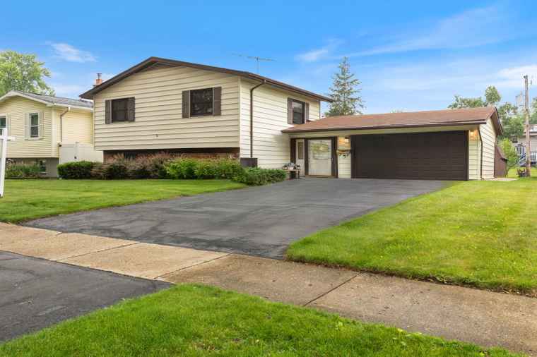 Photo of 7578 Brookside Dr Hanover Park, IL 60133
