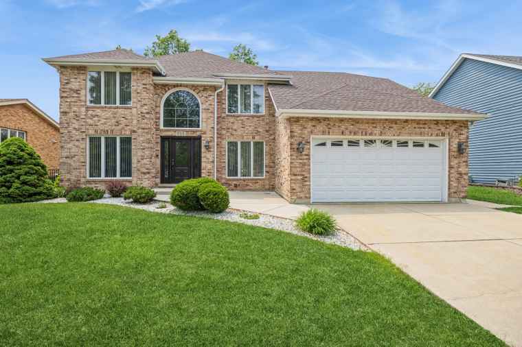 Photo of 890 Woodcrest Ln Lemont, IL 60439