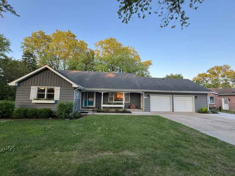 Photo of 1223 Ridgeway Dr Elgin, IL 60123