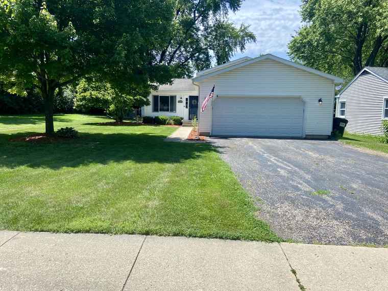 Photo of 1615 Meadow Ln McHenry, IL 60050