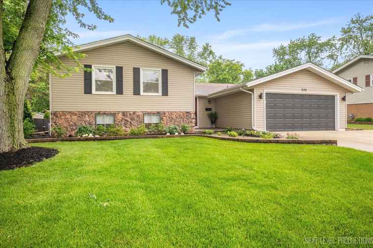 Photo of 636 Cambridge Dr Schaumburg, IL 60193