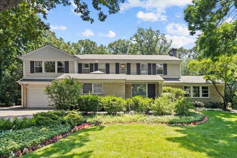 Photo of 151 Pine Point Dr Highland Park, IL 60035