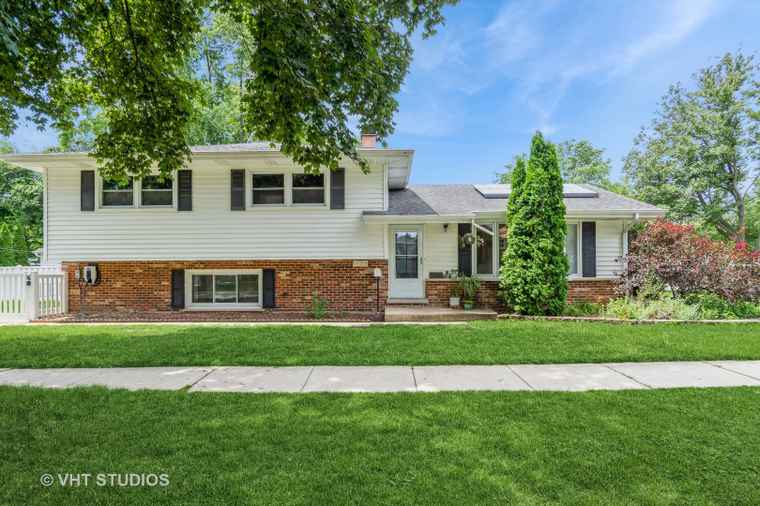 Photo of 1122 Coolidge Ave Wheaton, IL 60189