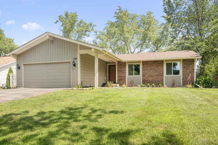 Photo of 1109 N Thackeray Dr Palatine, IL 60067