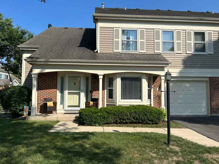Photo of 2015 N Lake Arlington Dr Arlington Heights, IL 60004