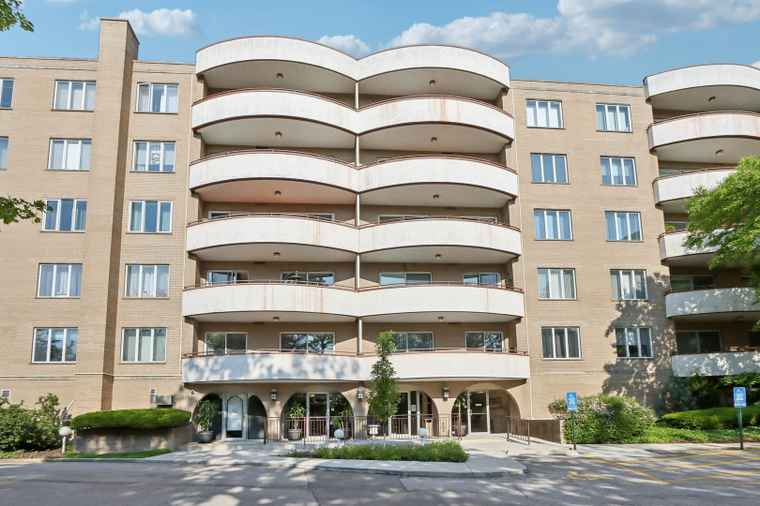 Photo of 6400 N Cicero Ave #404 Lincolnwood, IL 60712