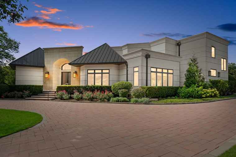 Photo of 1380 Rosemary Ln Northbrook, IL 60062