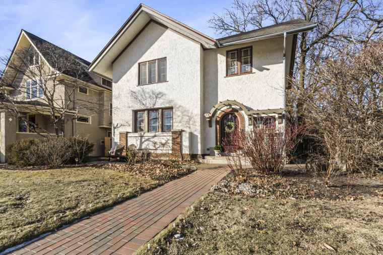 Photo of 519 N Elmwood Ave Oak Park, IL 60302
