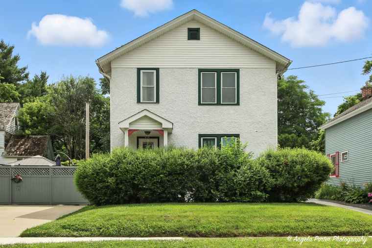 Photo of 419 N Ash St N Waukegan, IL 60085