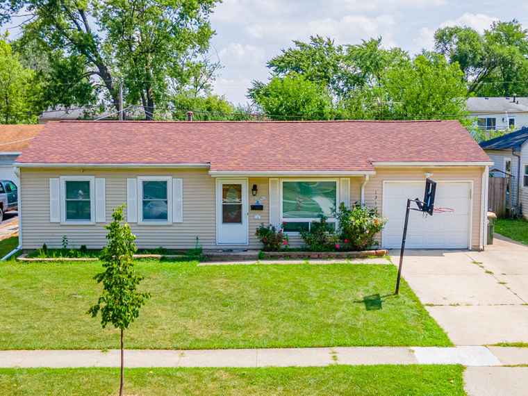 Photo of 125 Seton Pl Streamwood, IL 60107