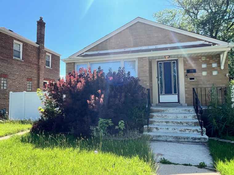 Photo of 9244 S Sacramento Ave Evergreen Park, IL 60805