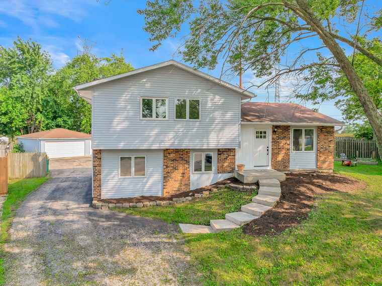 Photo of 803 Oakton Ave Romeoville, IL 60446