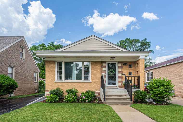 Photo of 9226 S Utica Ave Evergreen Park, IL 60805