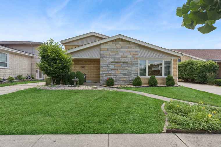 Photo of 10721 S Kolmar Ave Oak Lawn, IL 60453