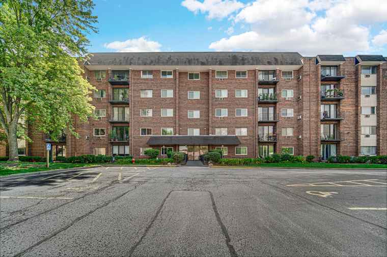 Photo of 4721 Saint Joseph Creek Rd Unit 4A Lisle, IL 60532