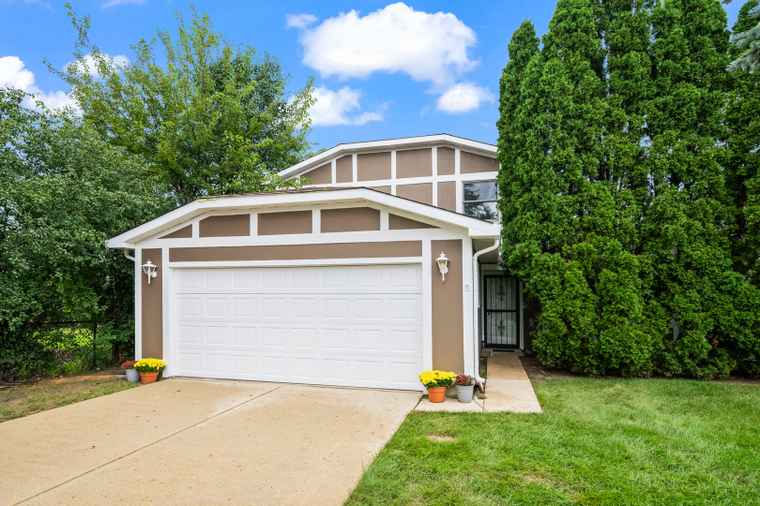 Photo of 6 Wild Rose Ct Streamwood, IL 60107