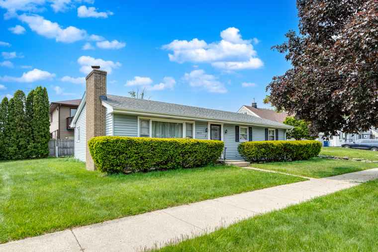 Photo of 1903 Marshall Pkwy Waukegan, IL 60085