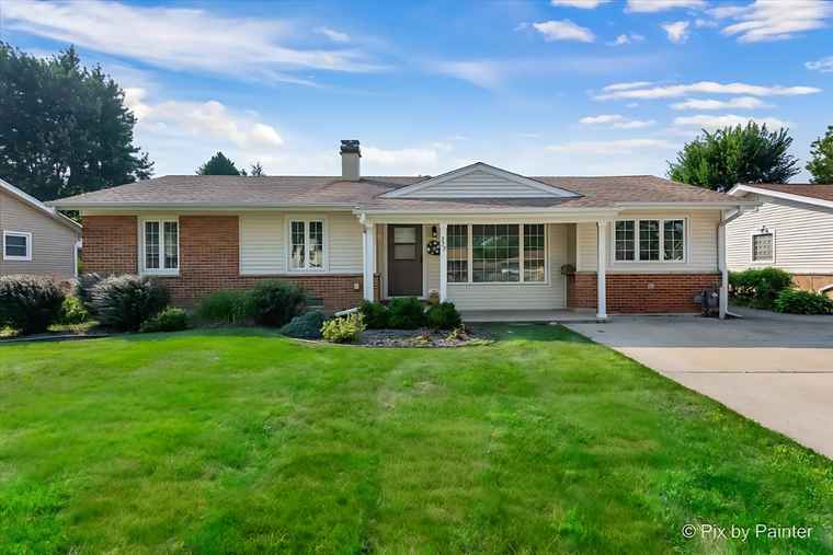 Photo of 322 Charing Cross Rd Elk Grove Village, IL 60007