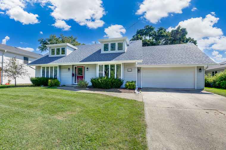 Photo of 1565 N Summit St Wheaton, IL 60187