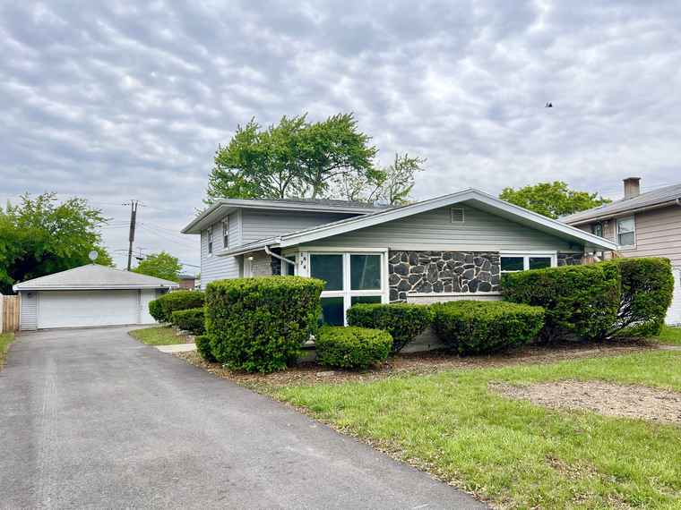 Photo of 16742 Sunset Ridge Dr Country Club Hills, IL 60478