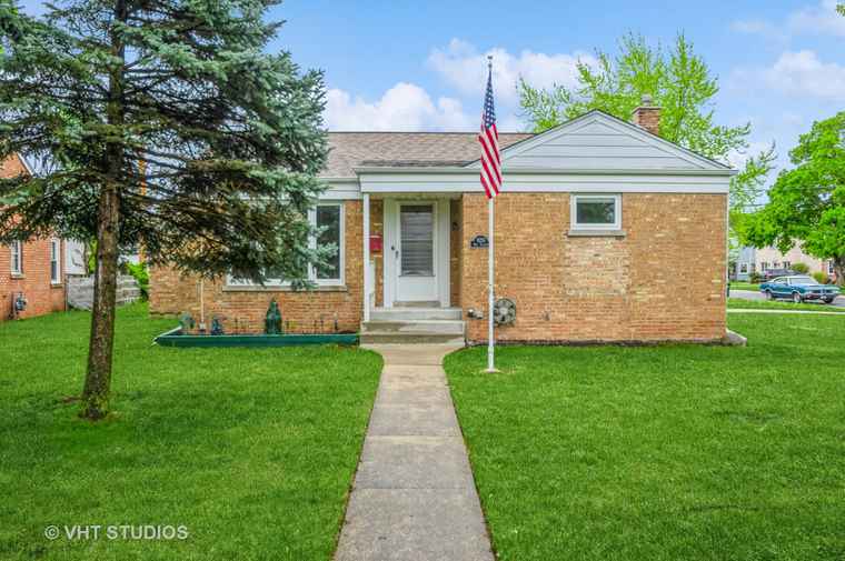 Photo of 8255 N New England Ave Niles, IL 60714