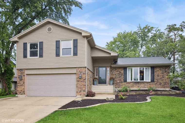 Photo of 647 Farnham Ln Wheaton, IL 60189