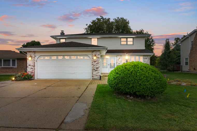 Photo of 951 Dearborn Cir Carol Stream, IL 60188