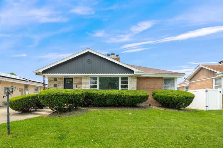 Photo of 9210 S Mozart Ave Evergreen Park, IL 60805