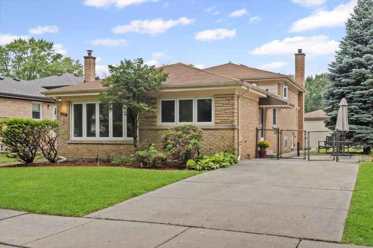 Photo of 8720 Karlov Ave Skokie, IL 60076