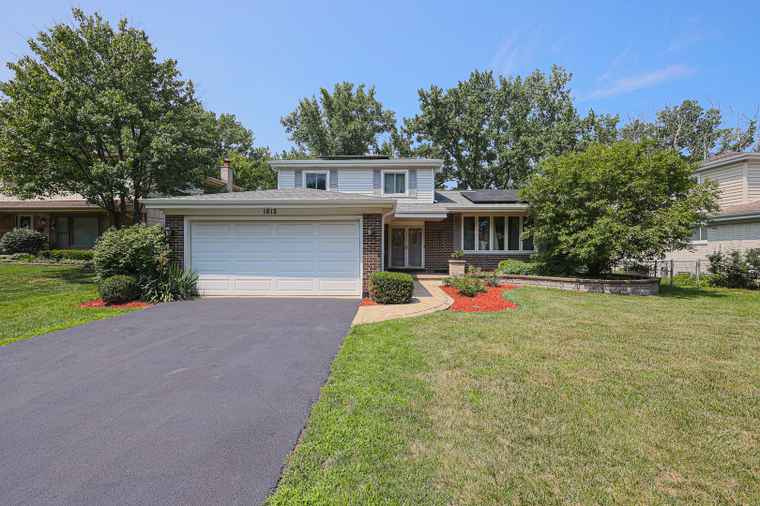 Photo of 1812 E Apache Ln Mount Prospect, IL 60056