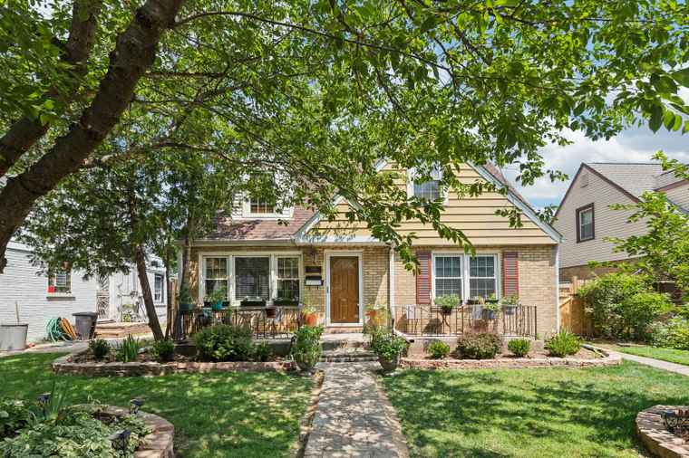 Photo of 2321 Lee St Evanston, IL 60202