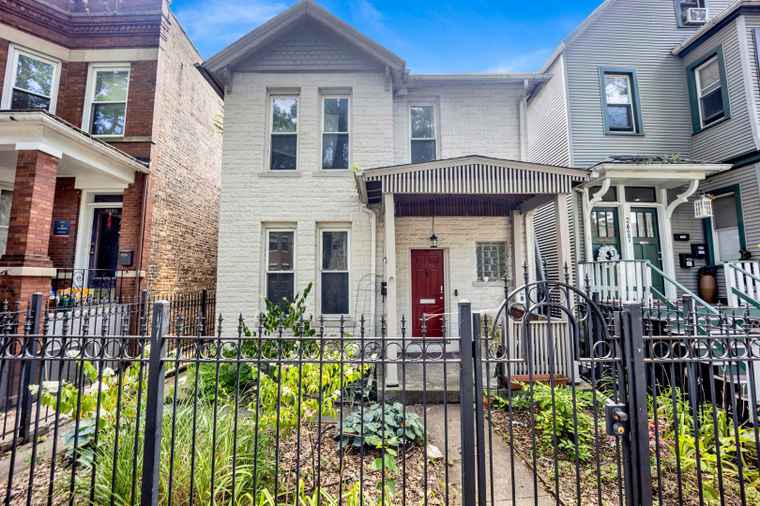 Photo of 2425 W Lyndale St Chicago, IL 60647